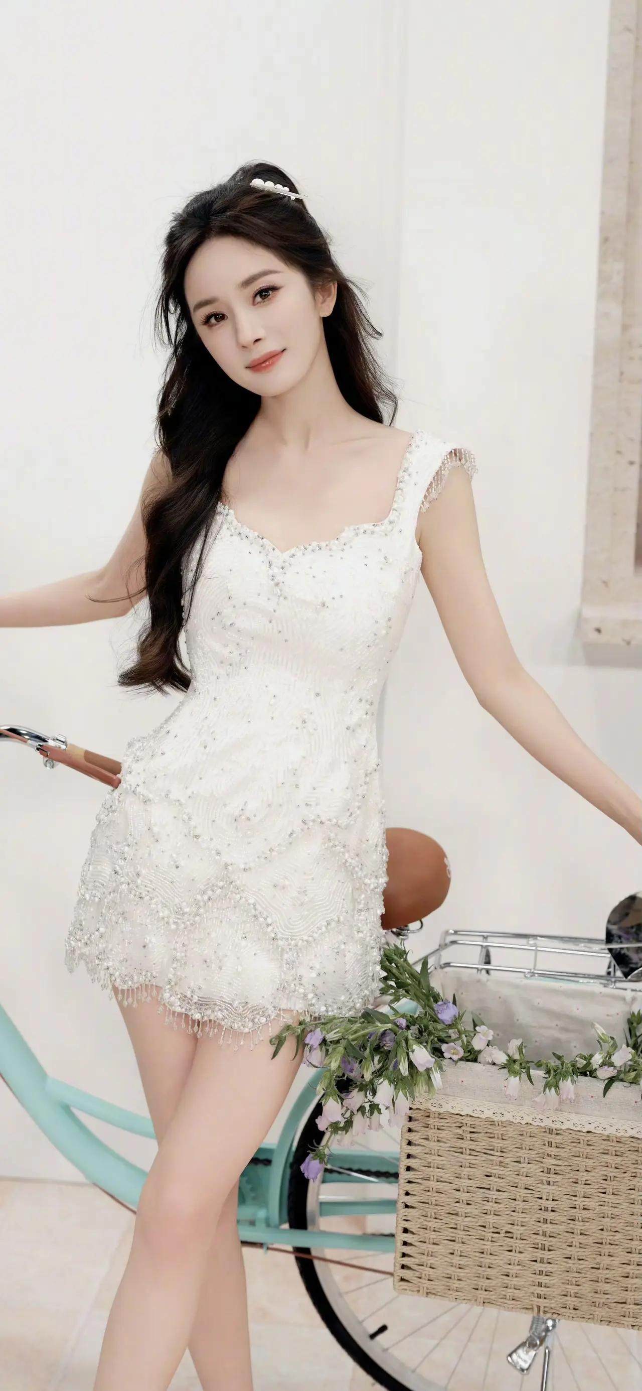 美女壁纸～杨幂，白裙缀满星光，高马尾挽起温柔，珍珠发夹轻别发间，将浪漫与灵动妥帖