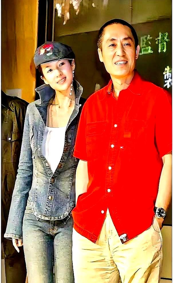 这张照片拍摄于2003年，日本东京街头，章子怡与张艺谋导演的合影。那会儿