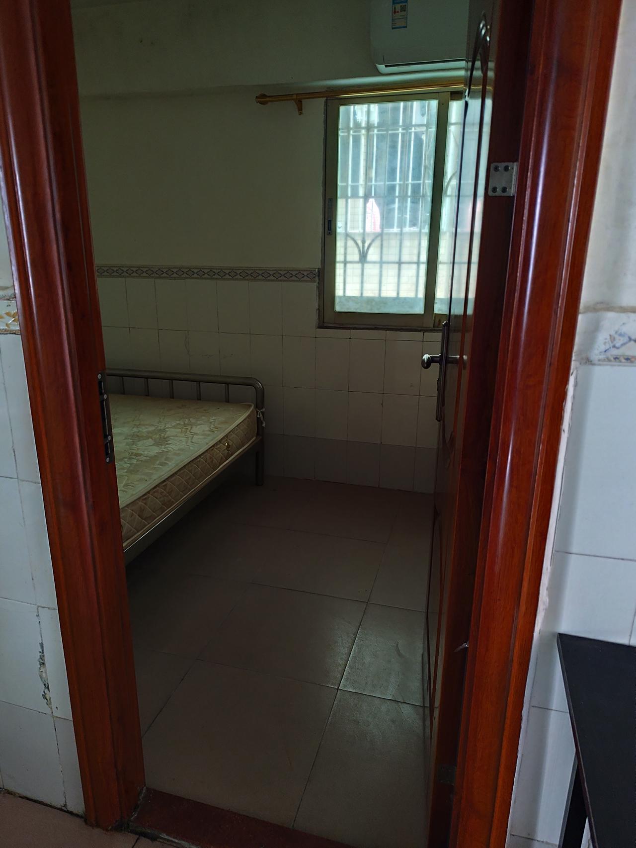 把宝安房子退了，因为桌子玻璃碎了，扣了五十块钱，房东也真是坑啊，这桌子一开始就碎