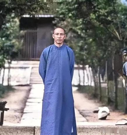 蒋介石雕像：从“精神象征”到无家可归台湾街头曾随处可见的蒋介石雕像，如今已难觅踪