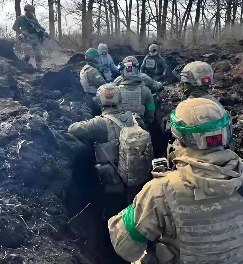 乌克兰需要再组织25万的兵力才有可能进行反攻，不然乌克兰的有生力量也会被俄军慢慢