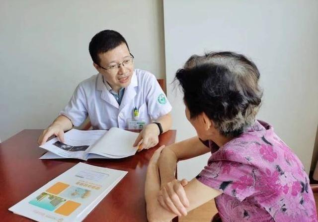 天气一冷,大家纷纷穿上厚重的衣物,冬季的寒冷仿佛一夜之间就席卷而来。尤其对于老年