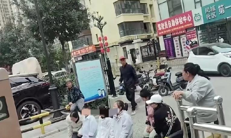 医闹，何必把孩子当道具。9月27日，某县中医院大门口，一家大人带着三个孩子跪在