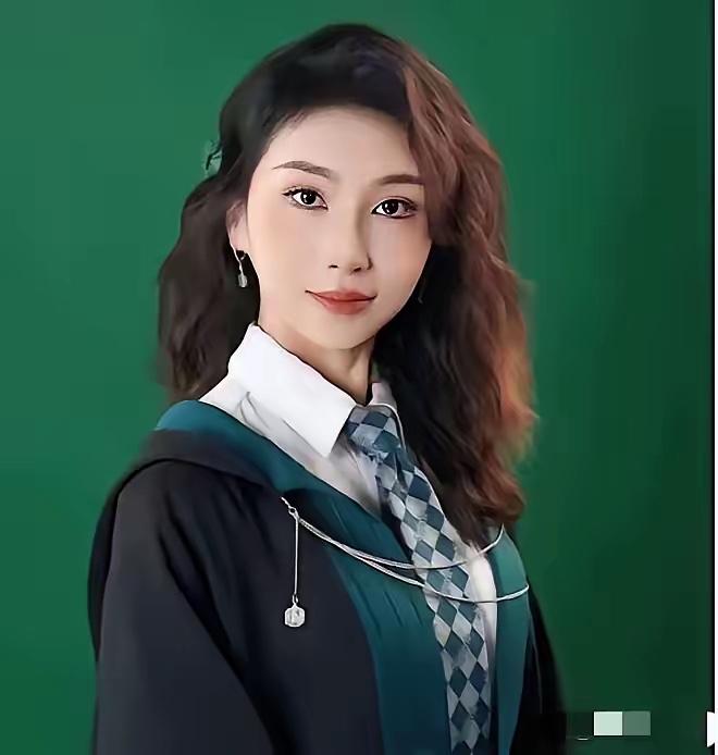 裴轶“底裤”被扒光，难怪她如此嚣张！裴老师的受教育履历堪称经典，天津师范学士，