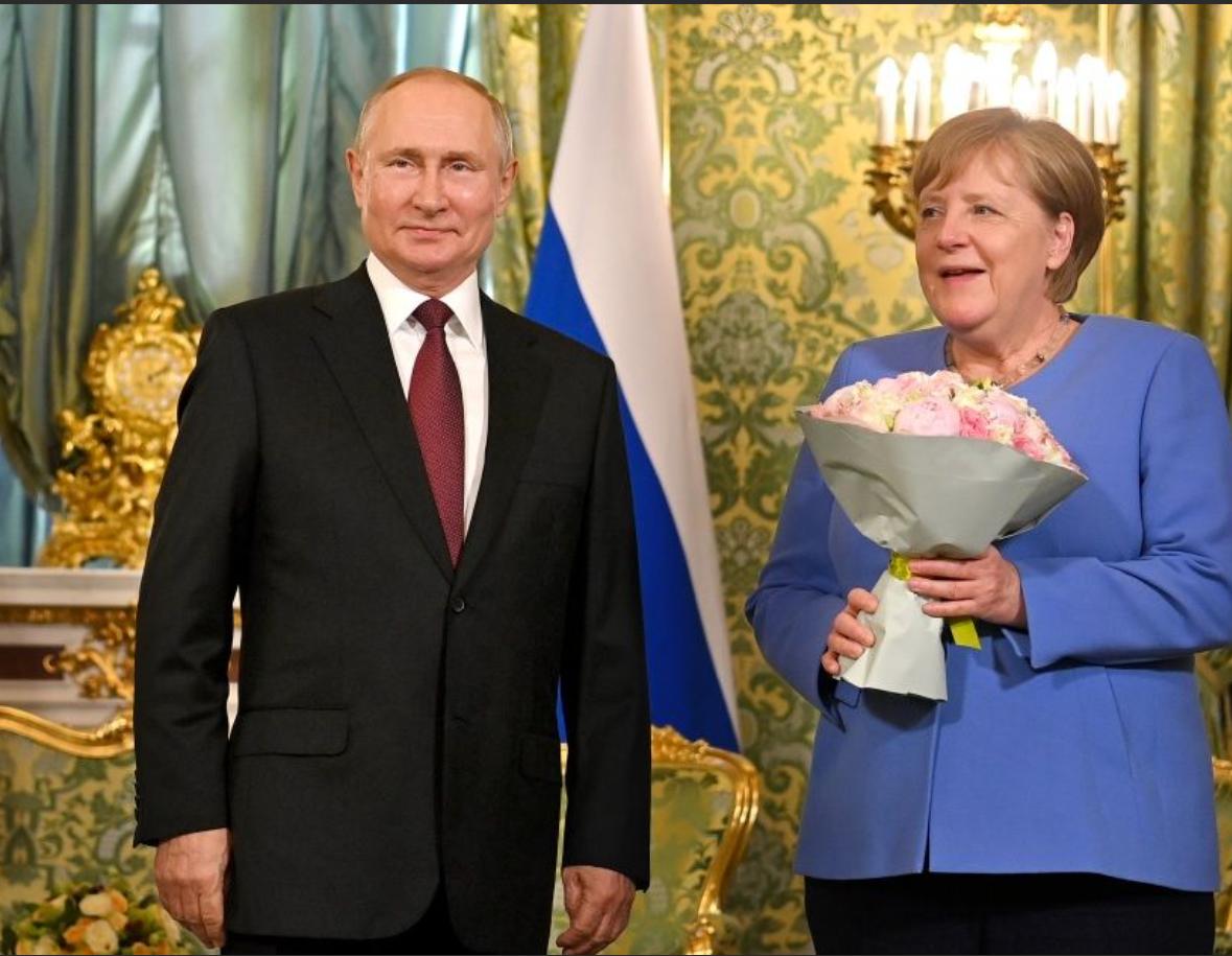 人有时候不得不感慨个人对国家的作用，德国总理默克尔在位的时候，德国一边用着俄罗斯
