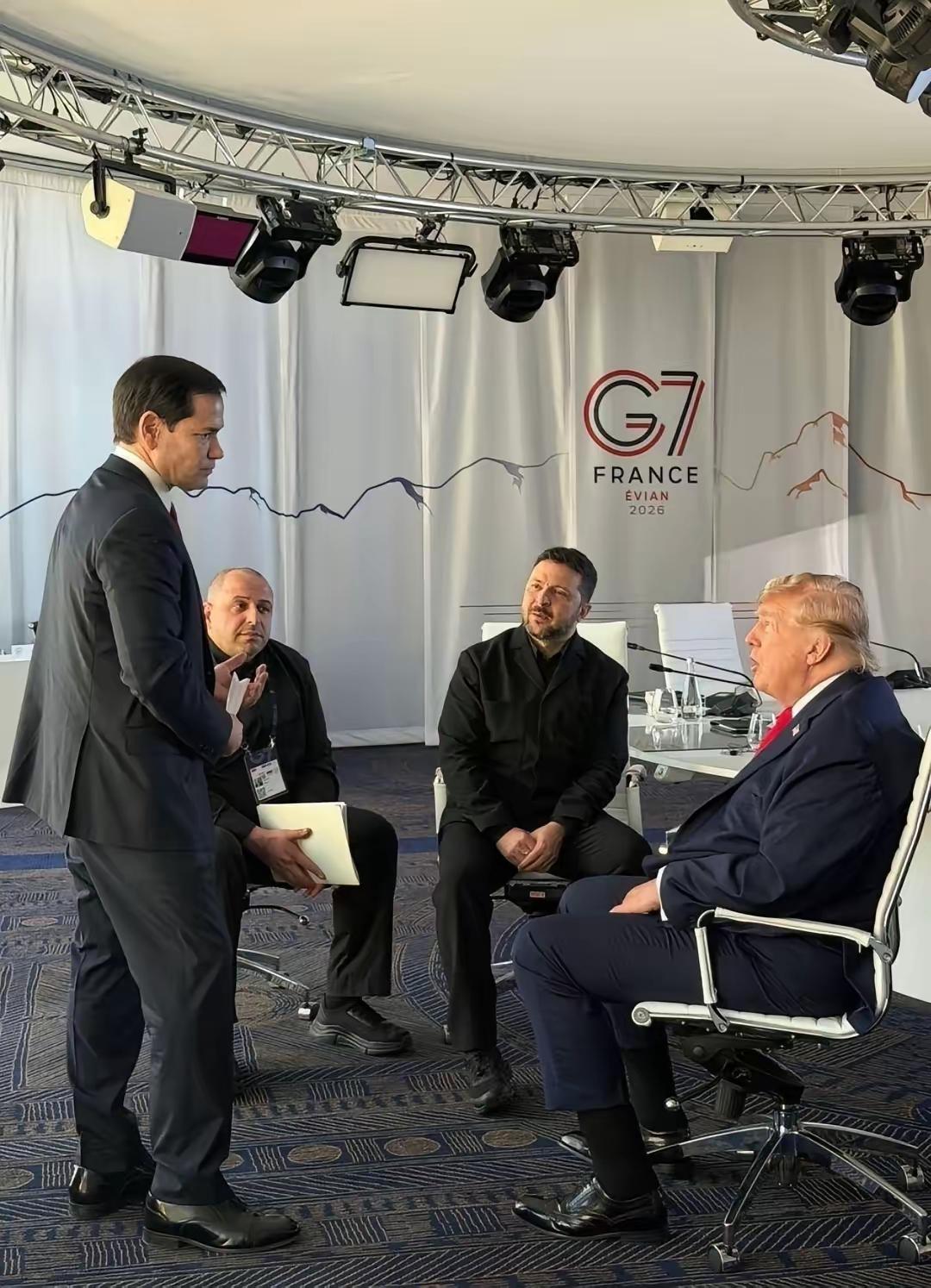 G7峰会传出的这张图，耐人寻味！站着的，脚上穿着那双明显大一号的皮鞋；正面坐