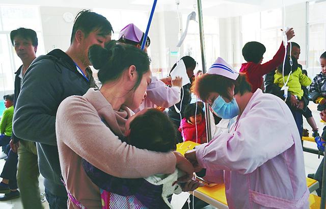孩子生病了要不要送幼儿园? 家长对此意见不合开怼, 看幼师怎么说