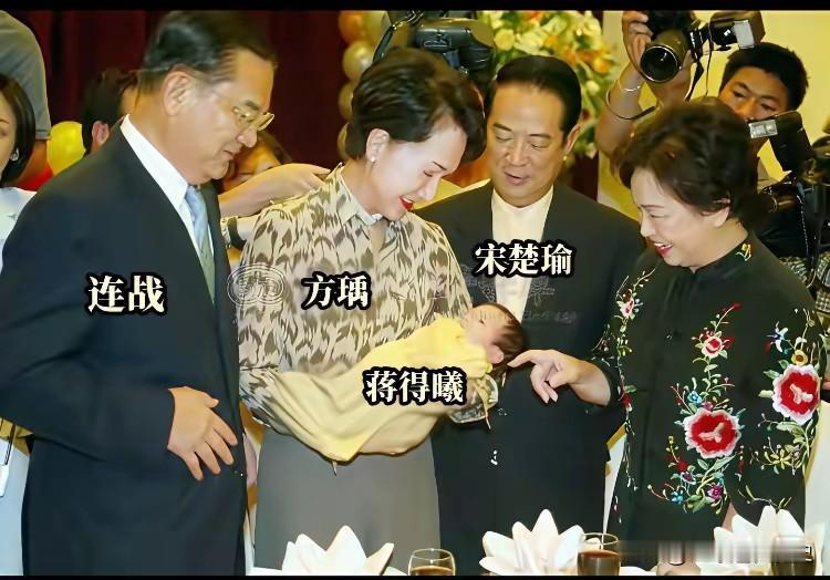 这张珍贵老照片定格了蒋家第四代蒋得曦的满月宴温馨一幕。画面里，方瑀怀抱着襁褓中