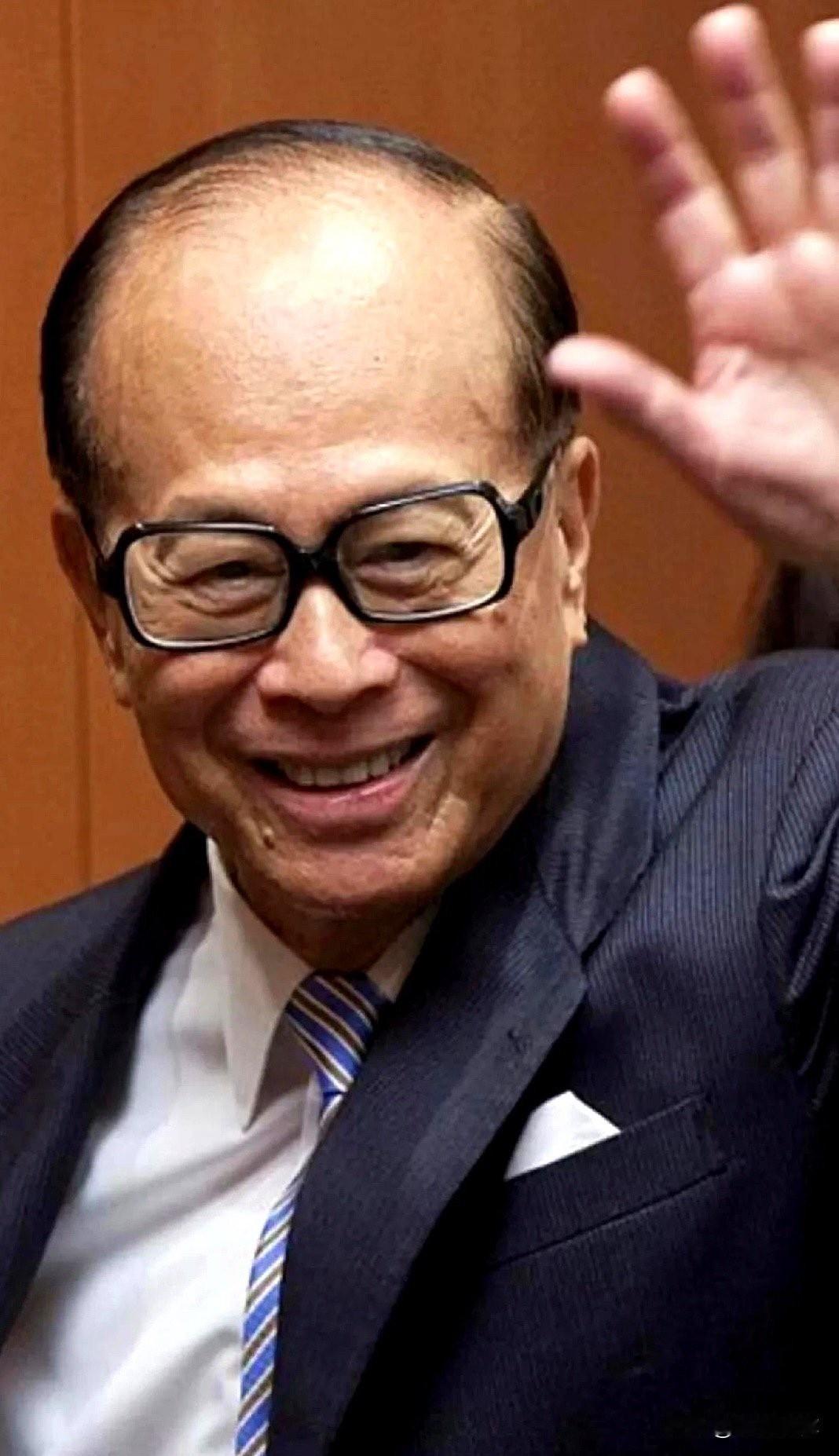 96岁李嘉诚，经历过二战、金融风暴，一生信奉“保住本金，不赚最后一个铜板”。英国