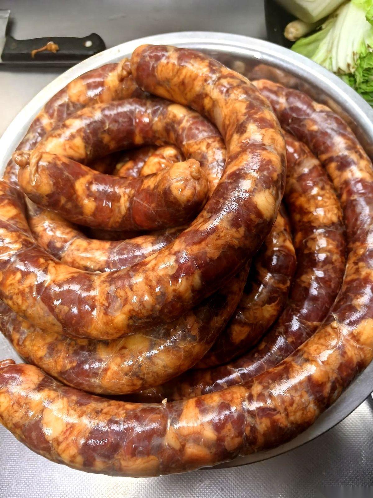 外面下着雪，我在家干了票大的。20斤肉，自己灌香肠。就这一趟，光市场的手工费