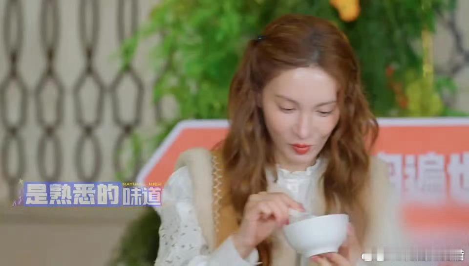 金晨急的在嘴里炒了一遍菜金晨简直在演我，哈哈哈哈哈被烫到的时候真的会在嘴里把菜炒