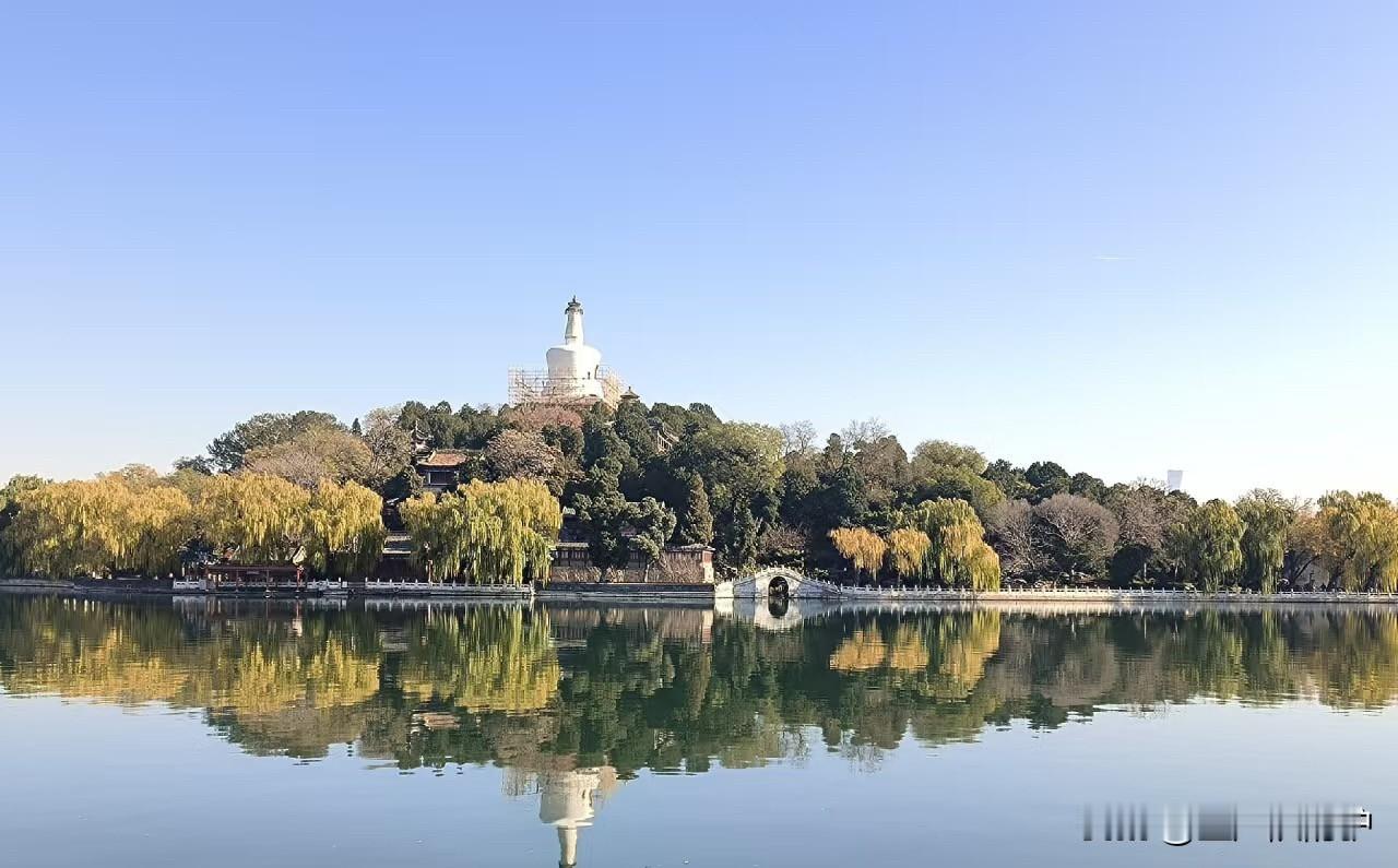 北海公园半天游抽半天冲北海公园，从东门→北门→西门→南门绕了一圈，极限赶时间