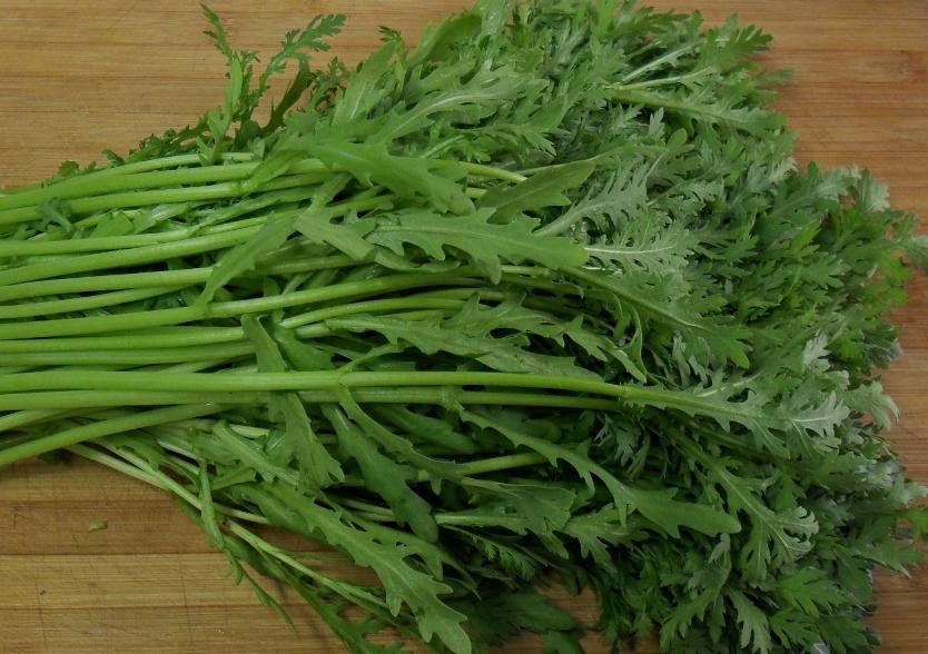 茼蒿菜，香又可以清热解暑 以前我们都叫做茼蒿，它的味道很厉害，手弄了也难洗掉