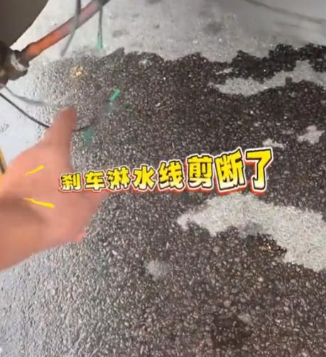 “良心坏透了”！安徽大货车司机去甘肃拉货，晚上睡在驾驶室里，不料第二天醒来后，却