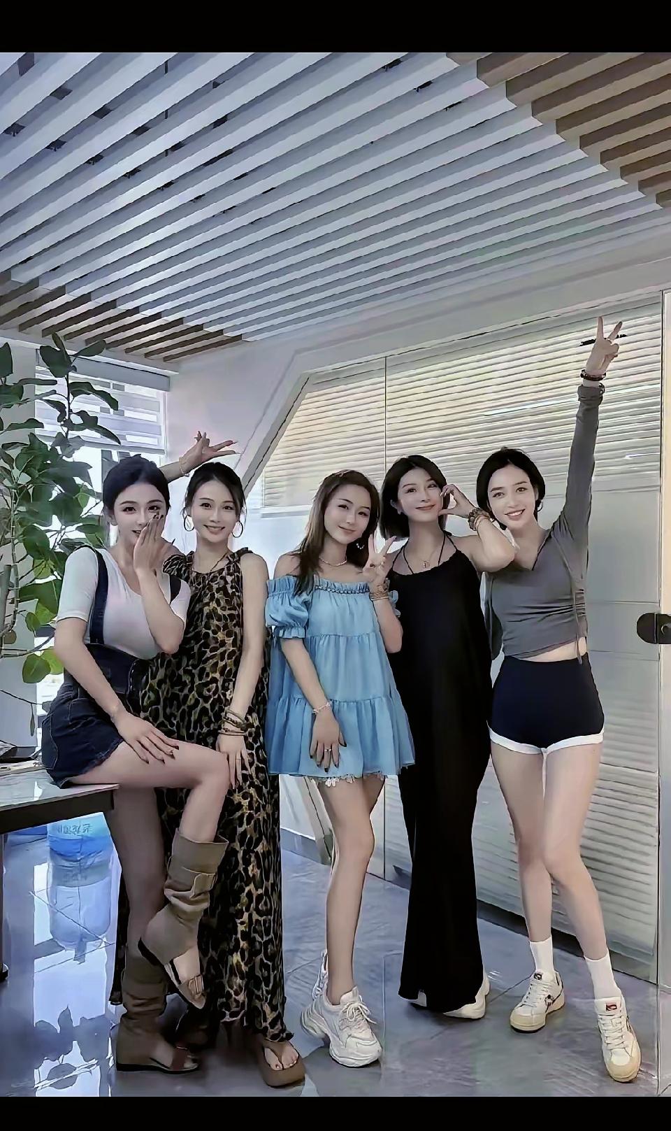 这个时候谁放的下身份谁就最受欢迎，大家觉得这五位美女谁最漂亮。