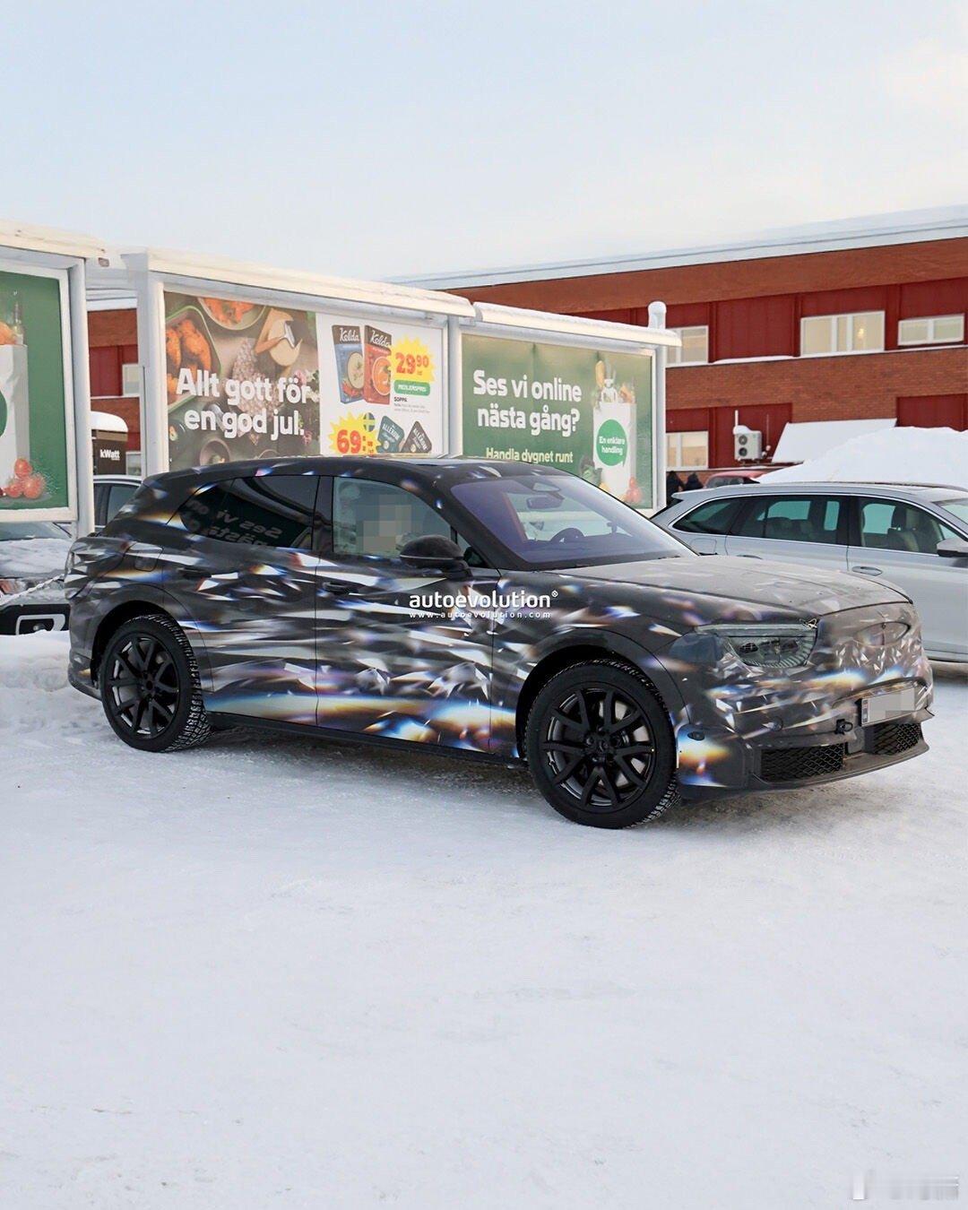 宾利的电动SUV，造型比例也太卡宴了….当然两车同平台倒不是问题，问题是这种奢华