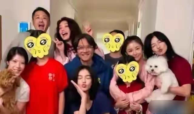 舒淇罕见晒全家福！冯德伦半躺岳母怀里，林心如携女儿惊喜同框