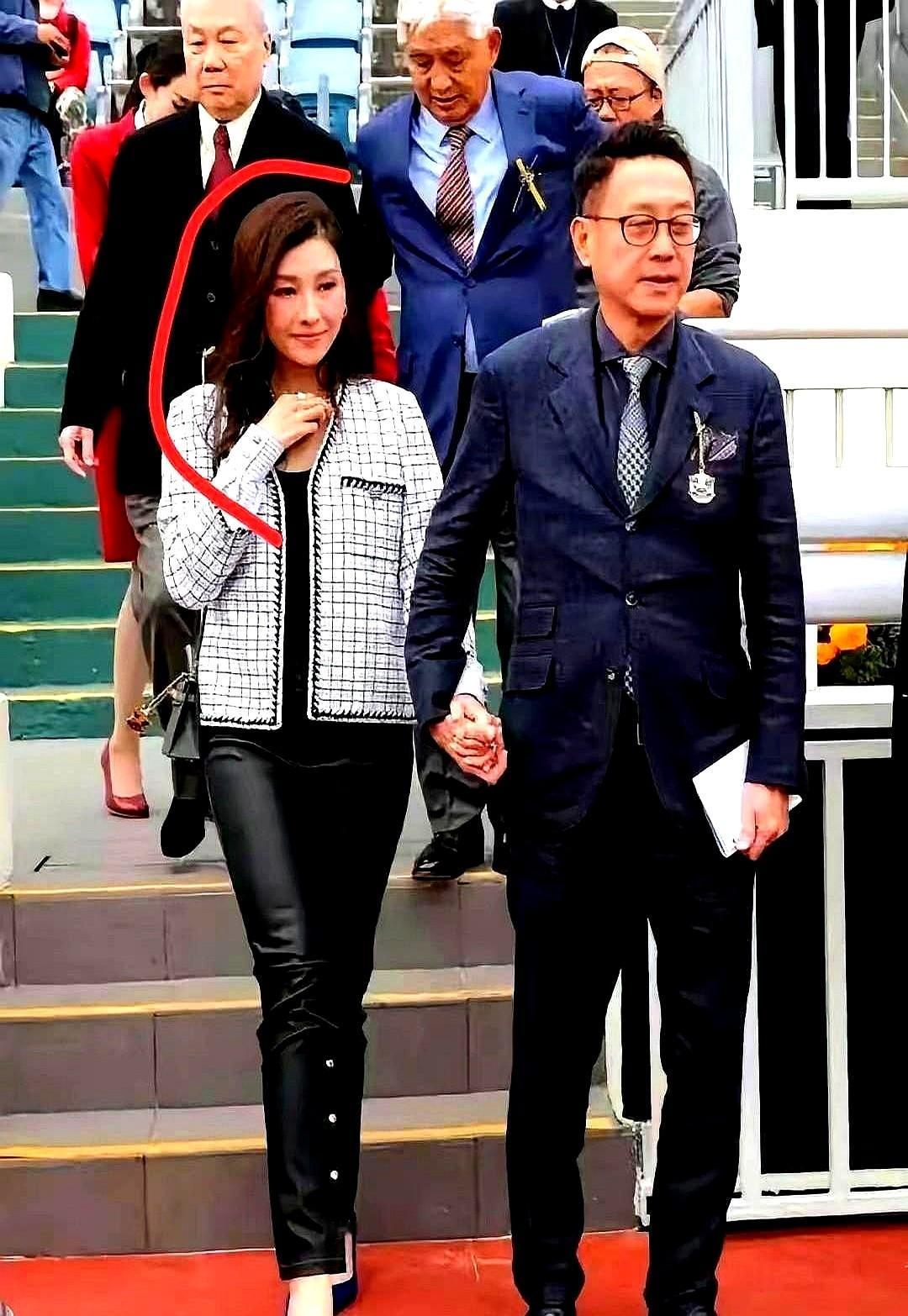 李嘉欣这日子，过得真是舒坦。55岁染一头金发，穿一身粉嫩，哪像是当妈的人？中