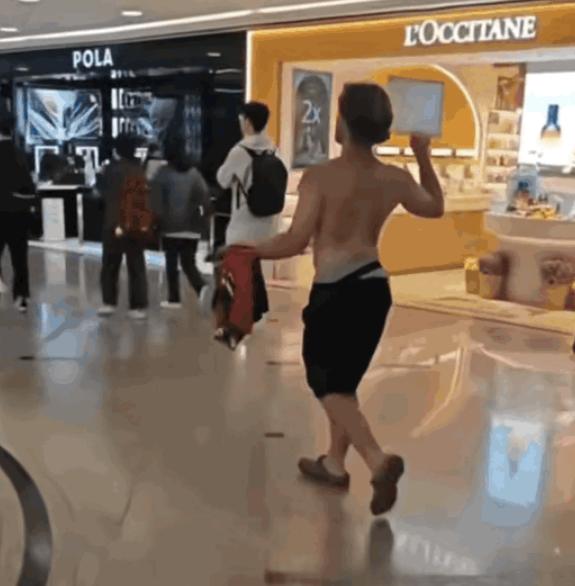 香港，一群赤裸上身的外籍大汉在港铁手舞足蹈、大喊大叫，然而从港铁到商场全程竟无一