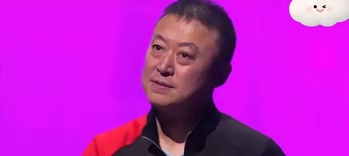 马琳一嗓子直接喊过来：“人都到齐了没？”孙颖莎立马接话，干脆利落：“都到齐了！
