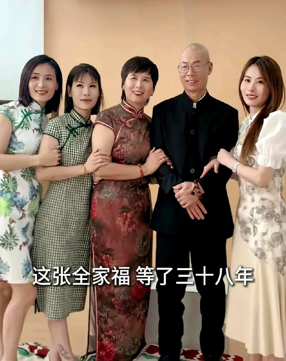 瑾汐家三姐妹的全家福终于曝光！原以为镜头前会是其乐融融的姐妹情深场面，没想到姐