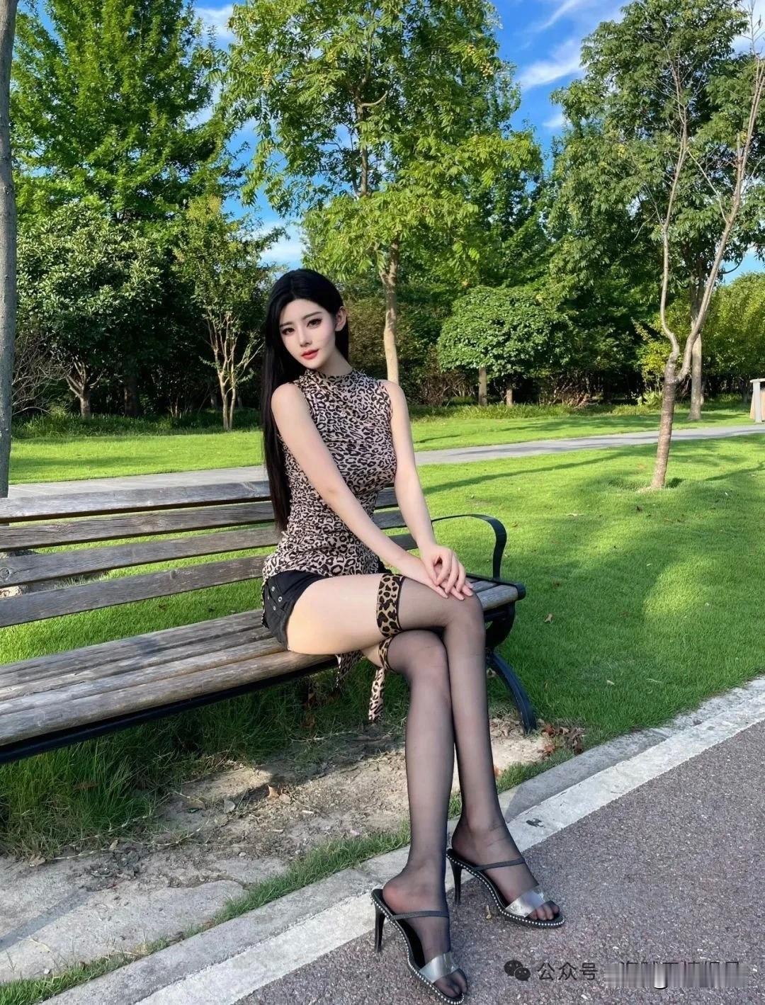 夏日公园里的时尚少女，豹纹连衣裙与高跟鞋的完美搭配，尽显优雅与自信。