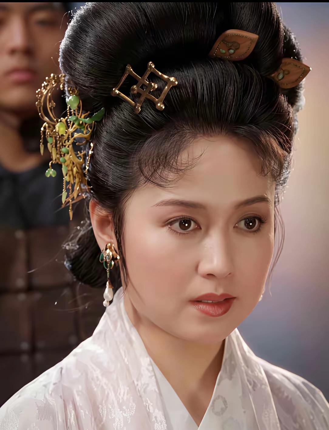 老三国里，你说到底是陈红漂亮还是何晴漂亮呀让我选，我真的不知道该选谁，两个女孩