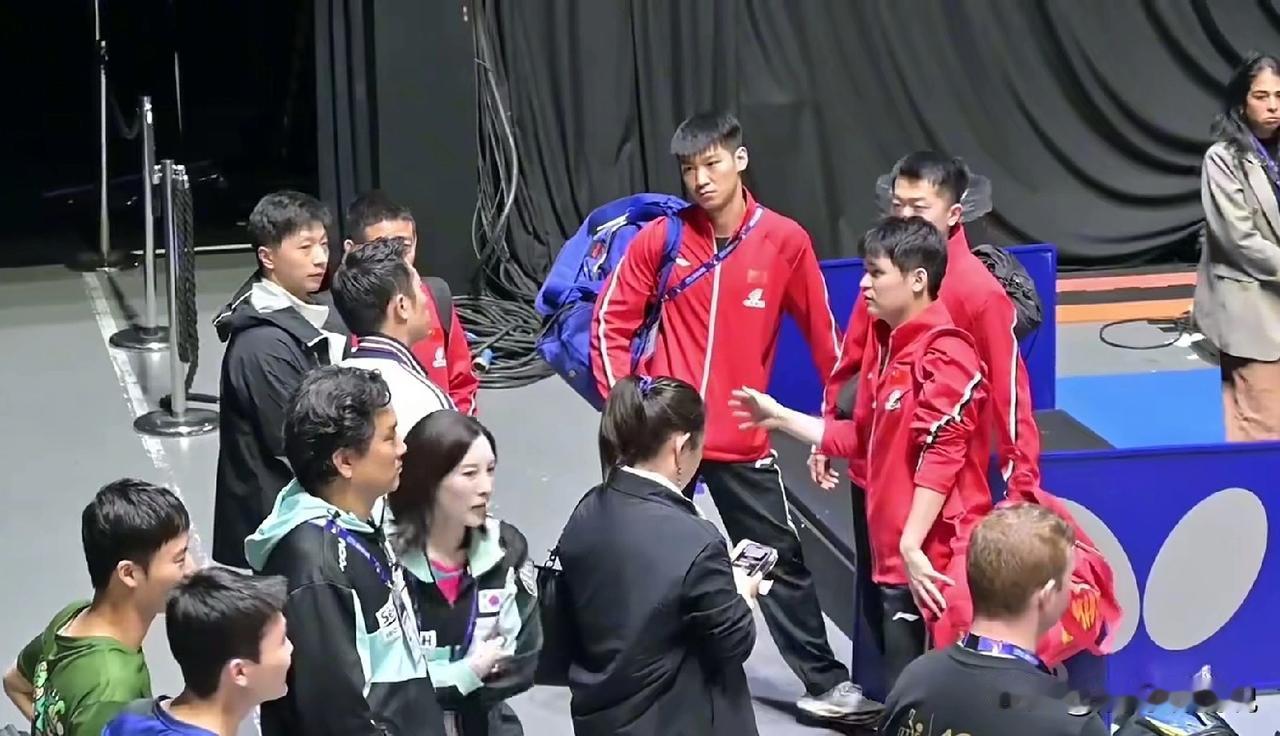先不说中国男队能不能卫冕的问题，单就这几个冠军成员在一旁单独指导每一个主力队员这