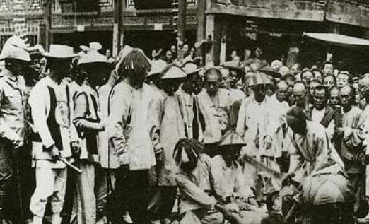 1855年，小刀会一名女将周秀英被凌迟处死，她被五花大绑地捆在木桩上，衣服被扒光