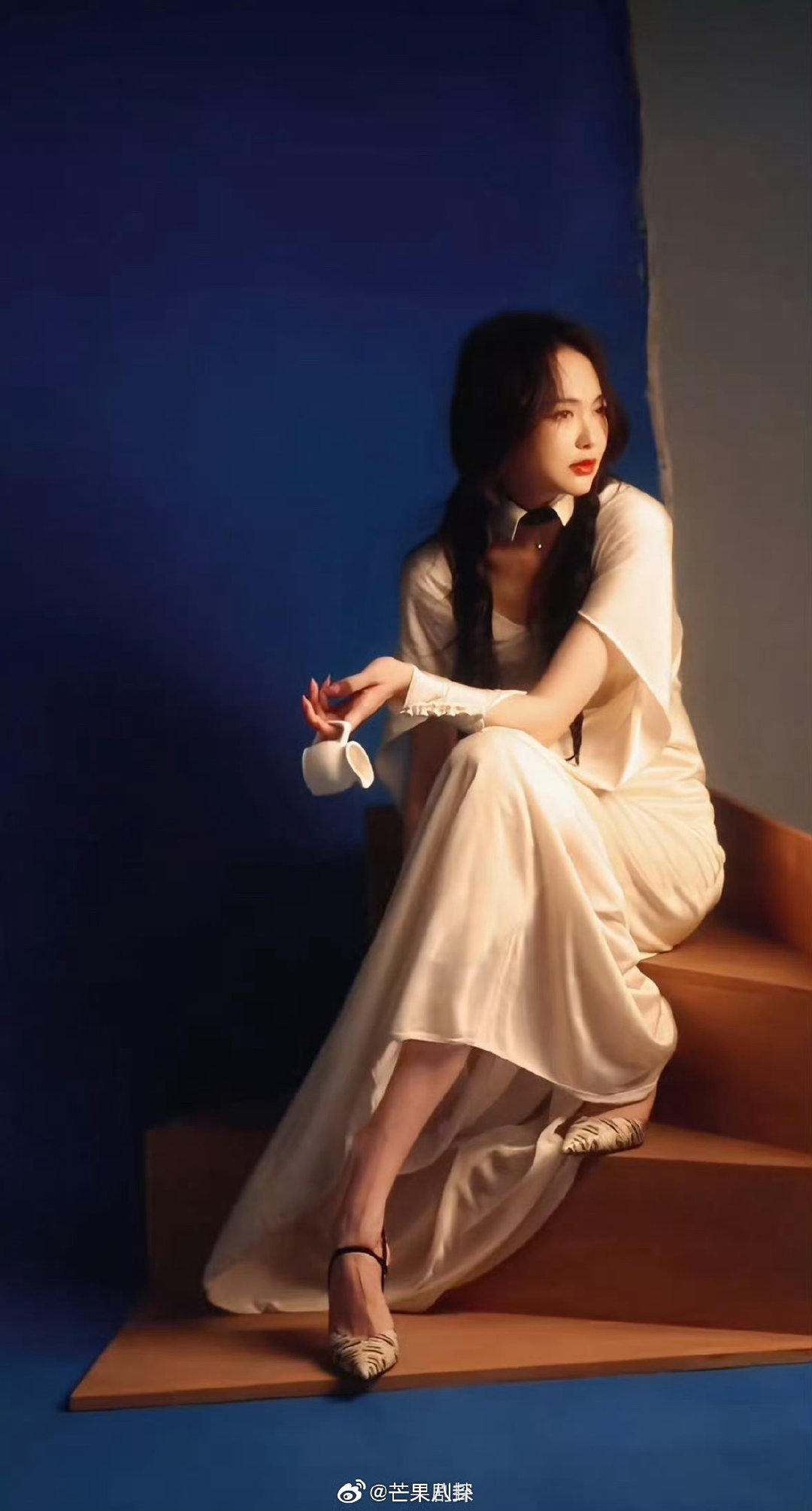 #唐嫣红玫瑰权杖##唐嫣慵懒双麻花辫#唐嫣全新时尚封面释出！FENDI秋冬造型质感十足，把红玫瑰当作
