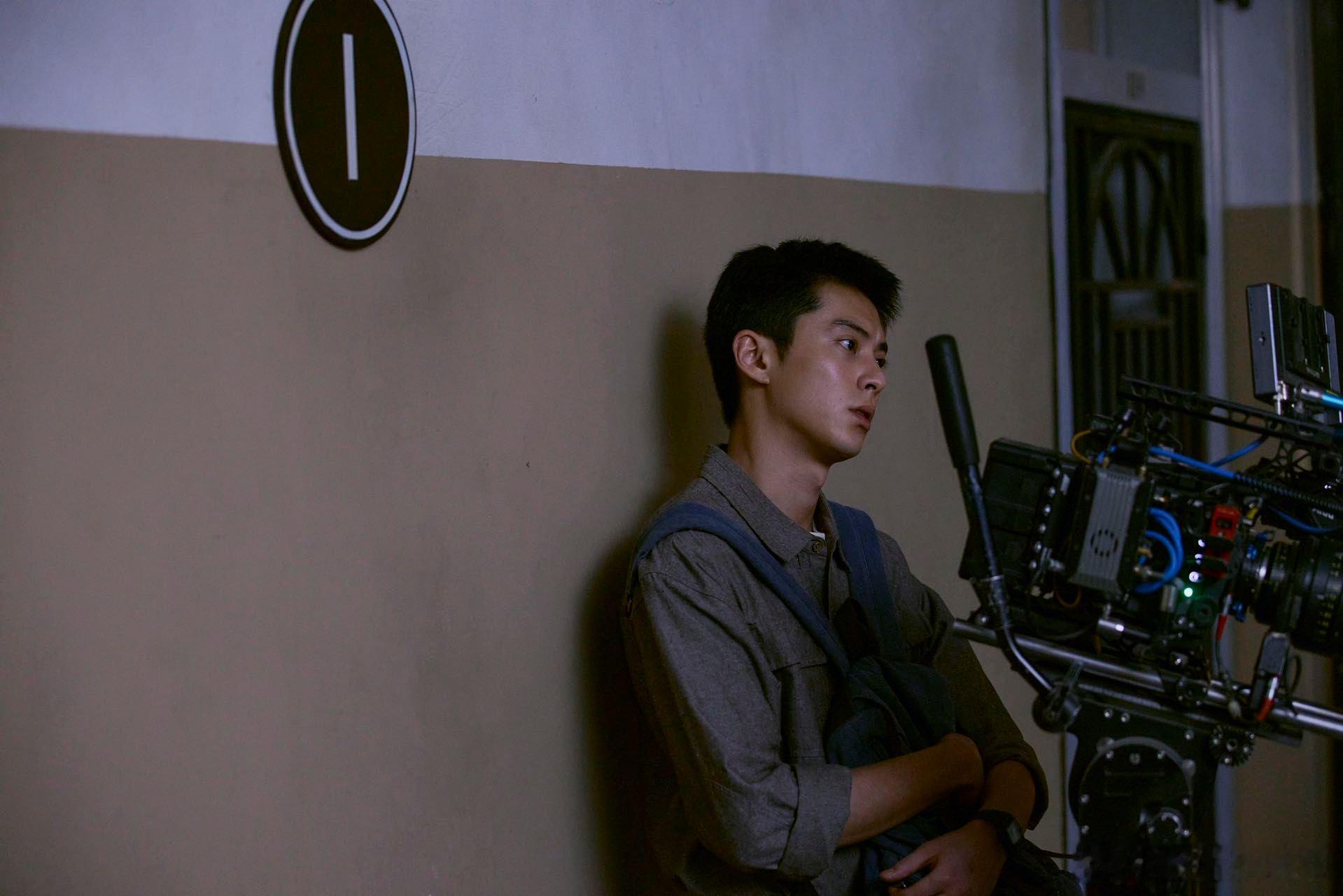 王鹤棣也没逃过上18楼王鹤棣也是把我们大家带入了一个新的悬疑的氛围，特别是这个女