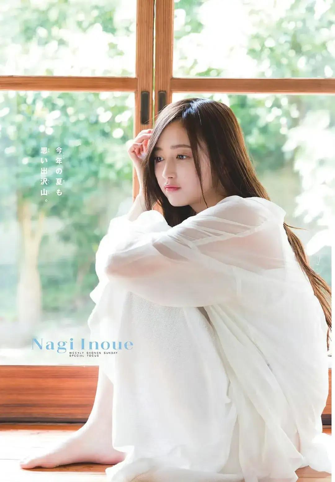 美好的事物，总会影响我们的心境！当一个小姑娘凭窗而坐，尽管很恬静，但给我的感觉