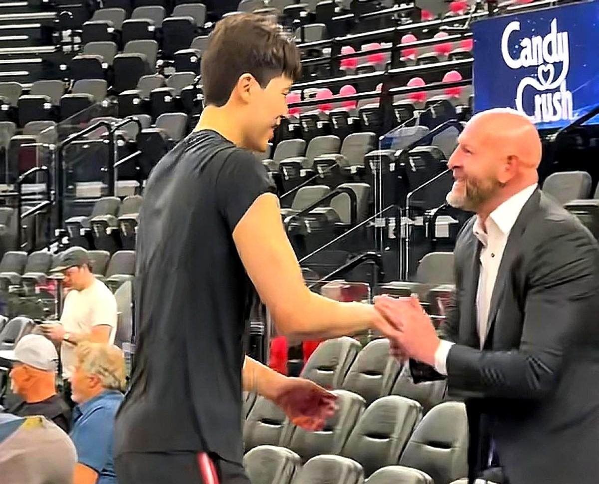 杨瀚森这小子，球商高，情商更高！开拓者队内合练，总经理乔·克罗宁在场边看。杨