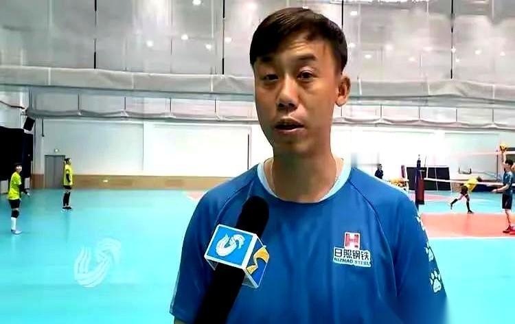 我跟你说，体育圈有时候比电视剧还精彩。山东女排的主教练，干得好好的，突然被换了