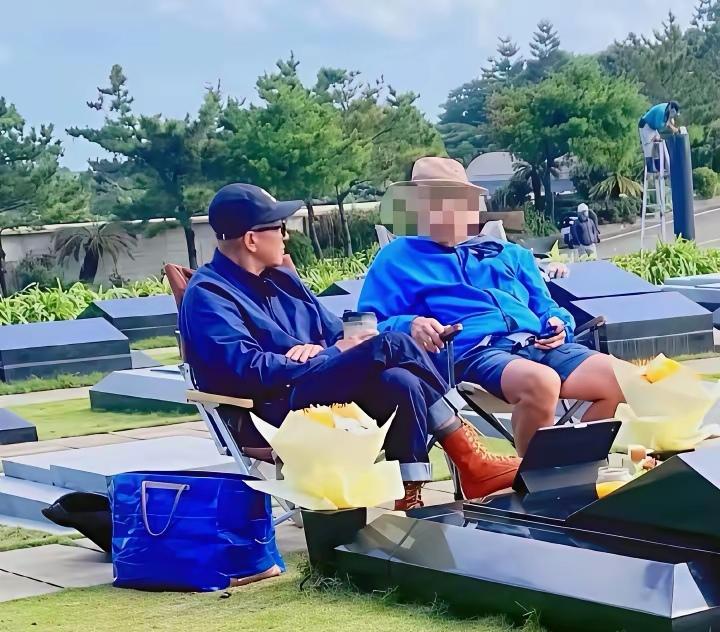 具俊晔又坐在大S墓前了。平板架在墓碑上，他和朋友并排坐着，手里捏着罐装饮料