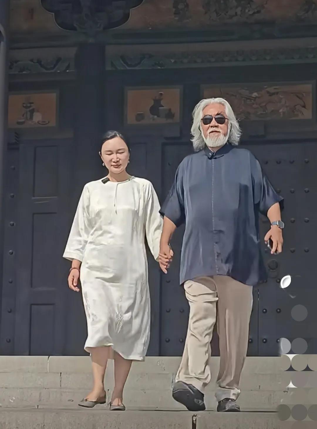 跟老人一起久了，这女人的精气神都被吸走了。杜星霖才四十岁出头，看起来像六十岁的人