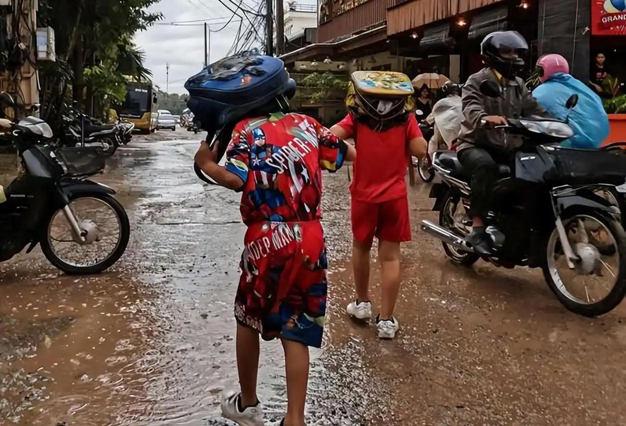 中国海军震撼亮相！052D舰群南海实弹演练，外媒惊呼：战力爆表！