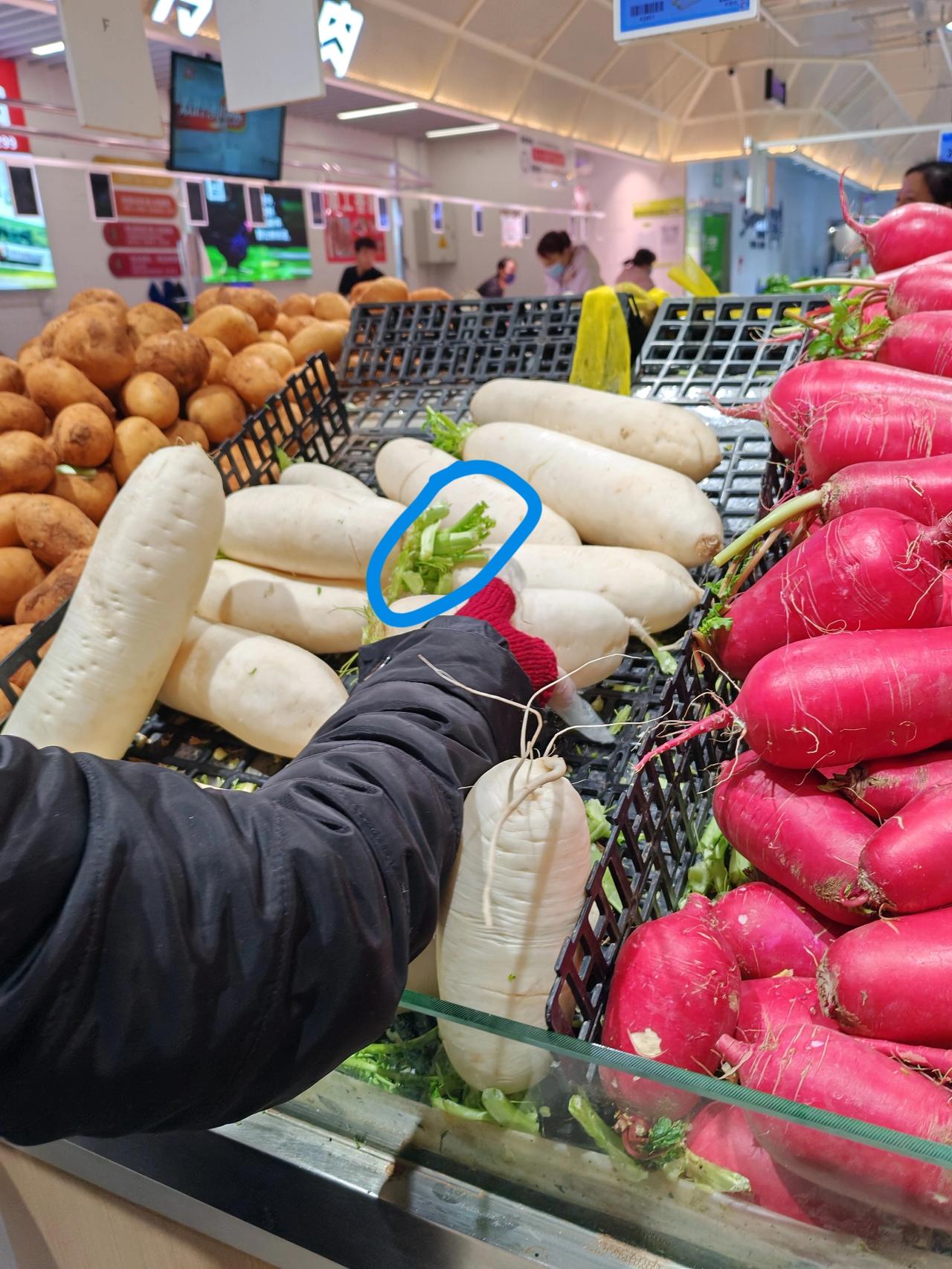 一个小动作把自个搞得人品不值钱1月13日，坐标西安。刚刚吃过午饭，我到超市逛了