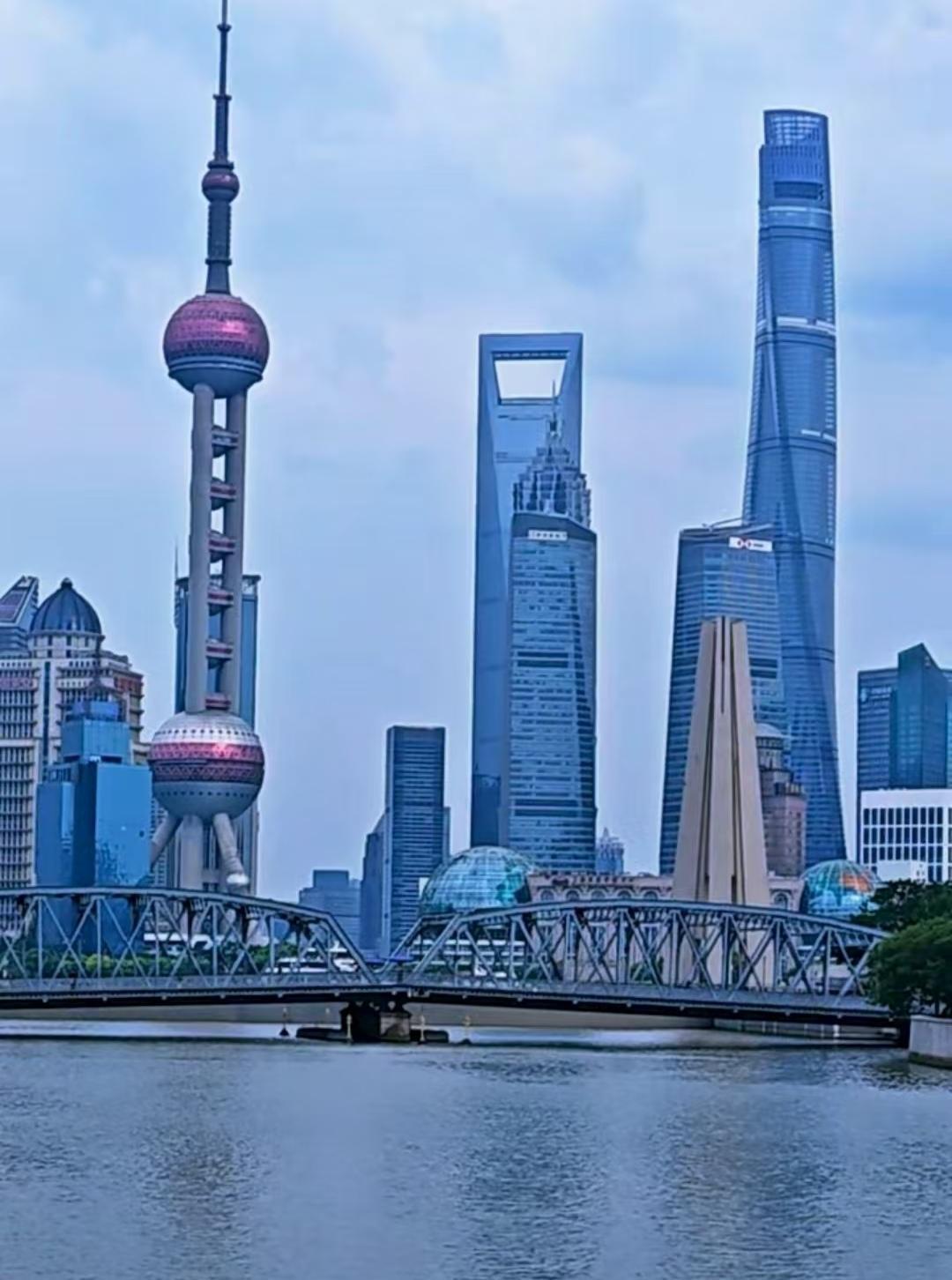 到上海旅游的第一站，我花了一整天时间深度游上海滩。很多人去上海滩，仅仅是逛南京路