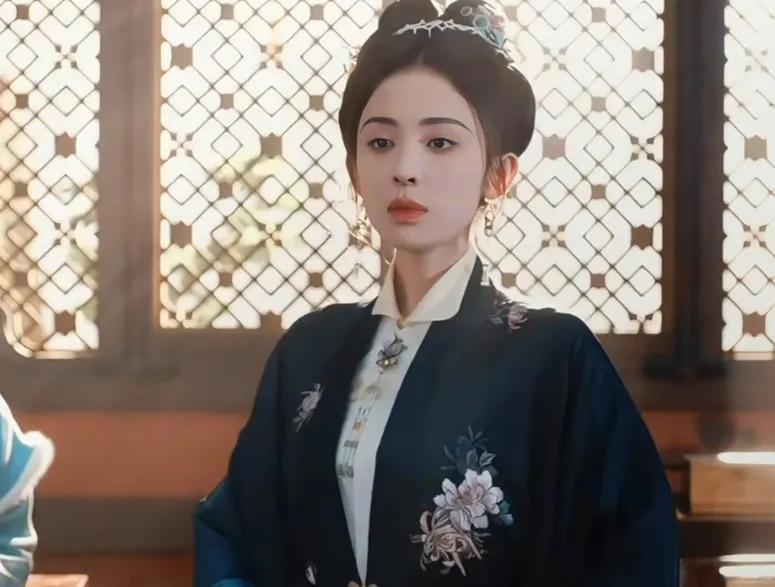 从护心我就发现了，侯明昊穿素黑色的很符合身份，穿其他颜色的就有些油脂粉面。你看