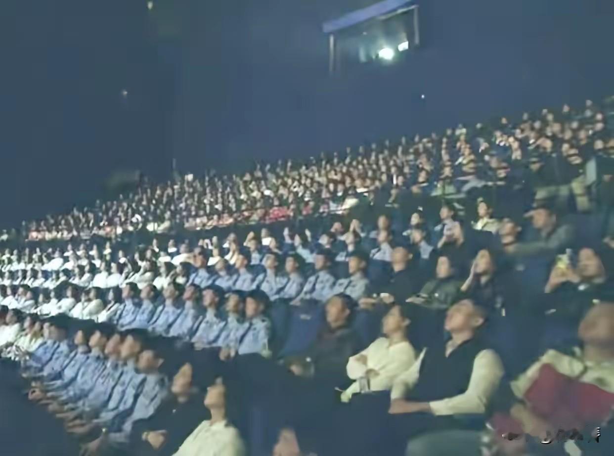 《731》撞上918，电影院挤得满满当当，这股子愤怒直接要冲出来！满场观众