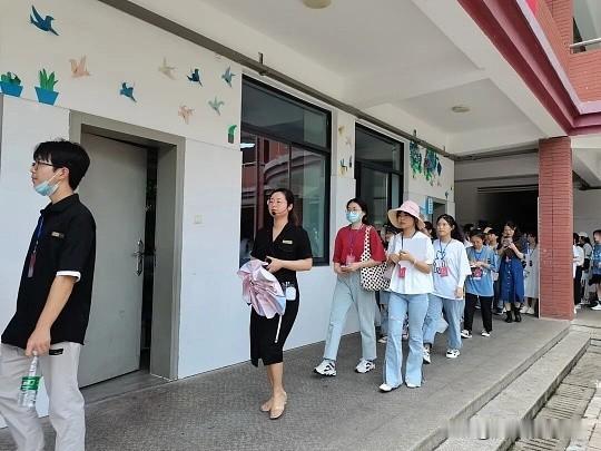 懂不懂啥子叫公费师范生?公费师范生就是“国家/地方出钱帮你读师范，毕业后包分配（