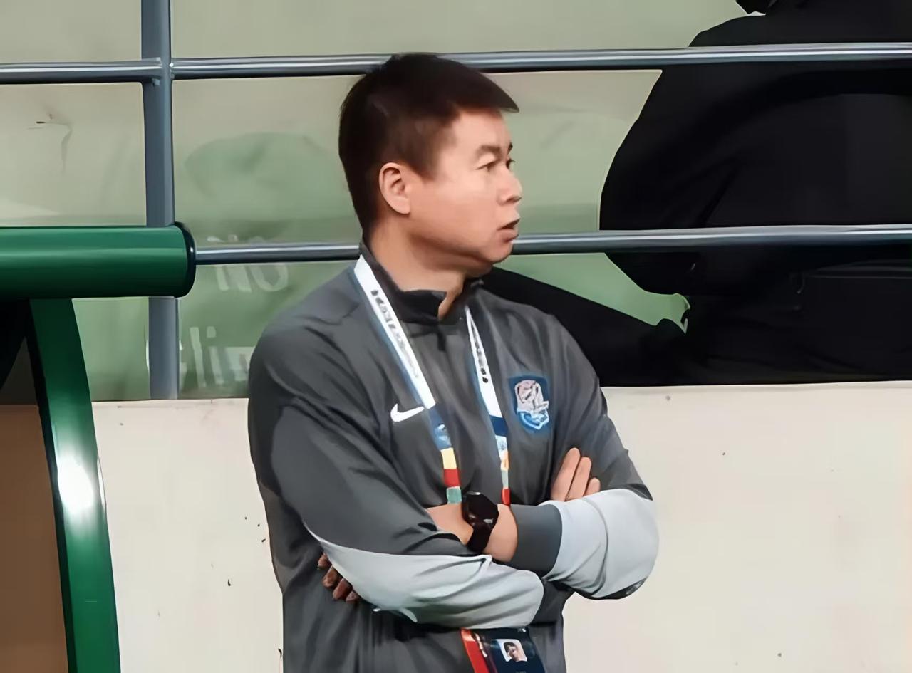 于指导别再犟了，不妨打打四后卫试试？上赛季前半程主打四后卫，球队战绩不错，而从