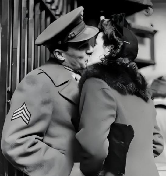 1944年，德国721细菌研究所，一位女管理员哀求负责人亨内博士吻别，博士不假思