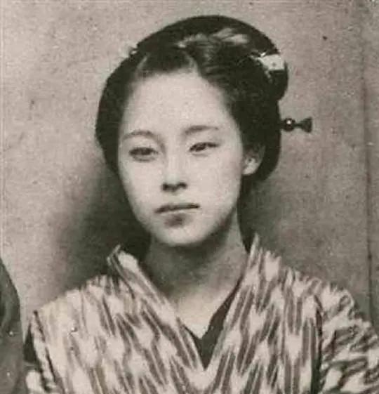 1942年的一个深夜，八路军游击队长甄凤山悄悄溜进女战士的闺房，摸索着来到床边，