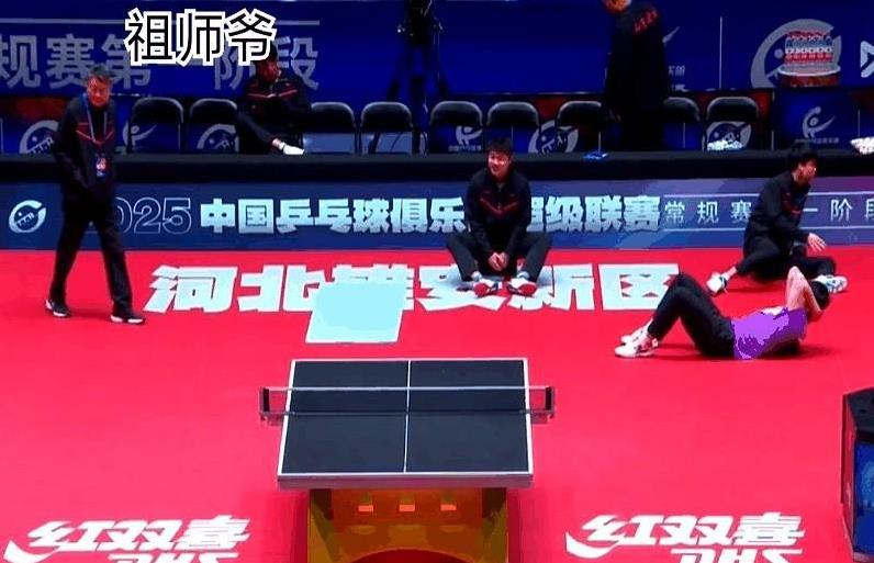 祖师爷真喜欢王楚钦，就这样蹲下来和他聊天！这画面谁看了不感慨一句“亲孙子也不过