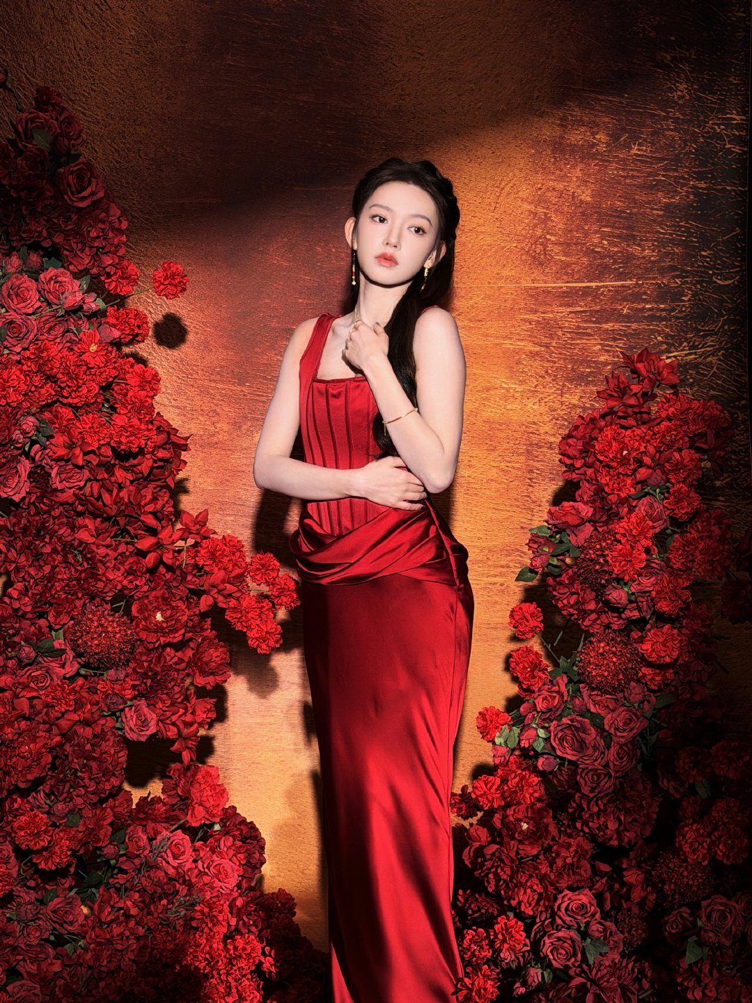 程潇明艳红玫瑰程潇乌发红裙不知道程潇的身材很曼妙，乌发红裙完全妈咪级别的