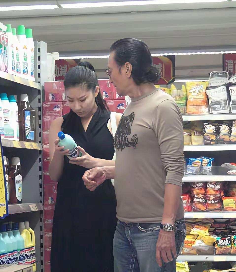 谢贤也是一个很果决的人！觉得自己年纪大不该耽误coco提分手8年来，两个人一次