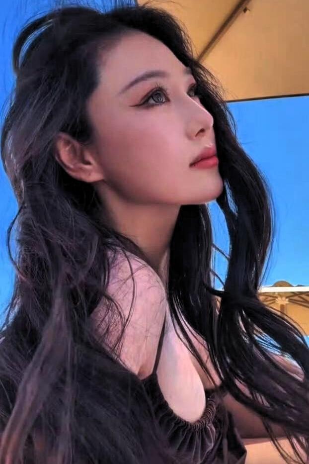 路人镜头下张馨予夫妇的反差，看得格外真实。生完孩子多年，张馨予的身材依旧保持得十