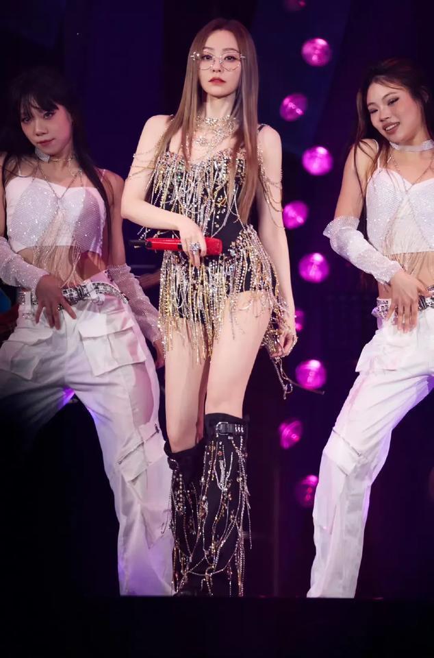 张靓颖演唱了一首歌，被丁太升吐槽为低俗堕落。话说演唱会服装本来就不是一般的服装